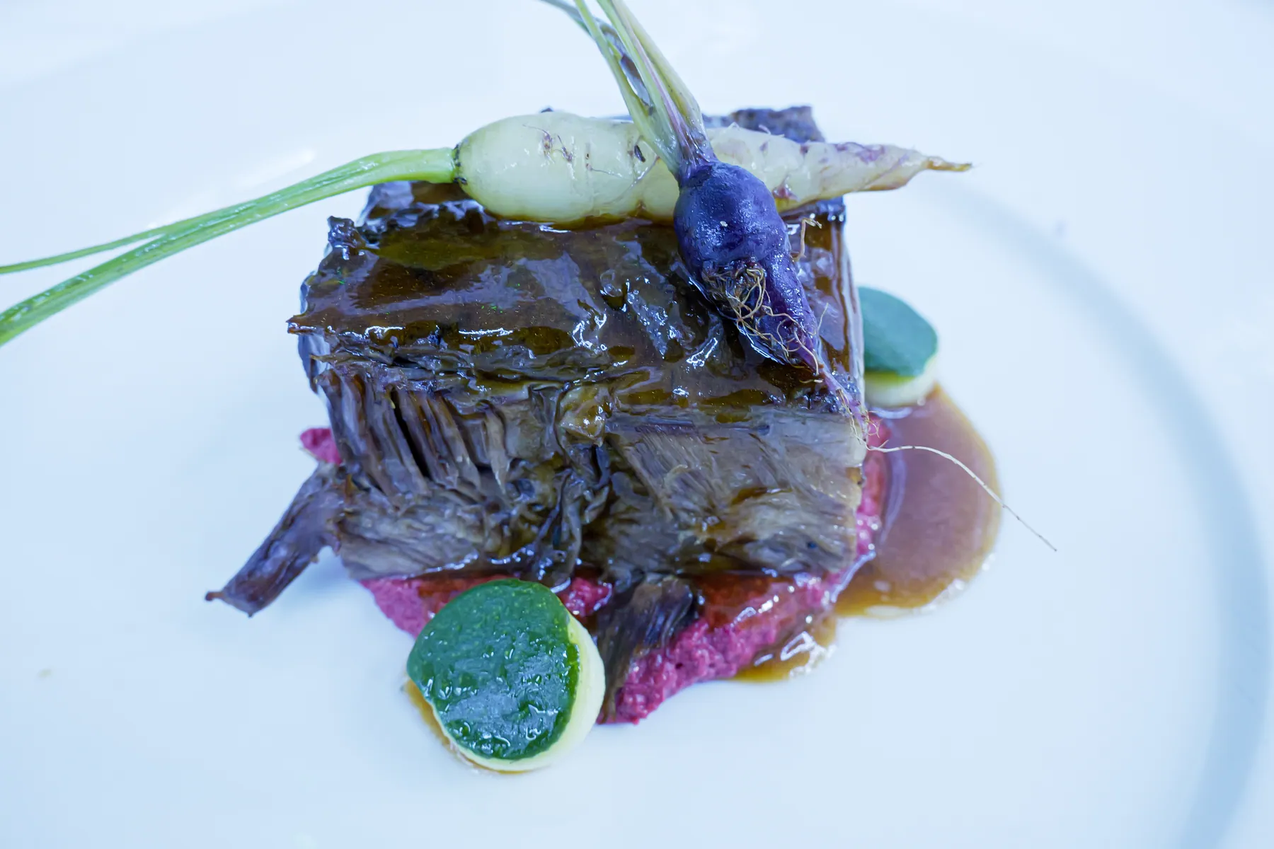 Plato gastronómico servido en Casa Rafael