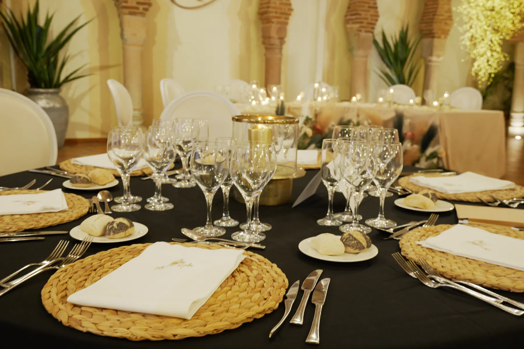 Detalle de mesa y cristalería en Casa Rafael